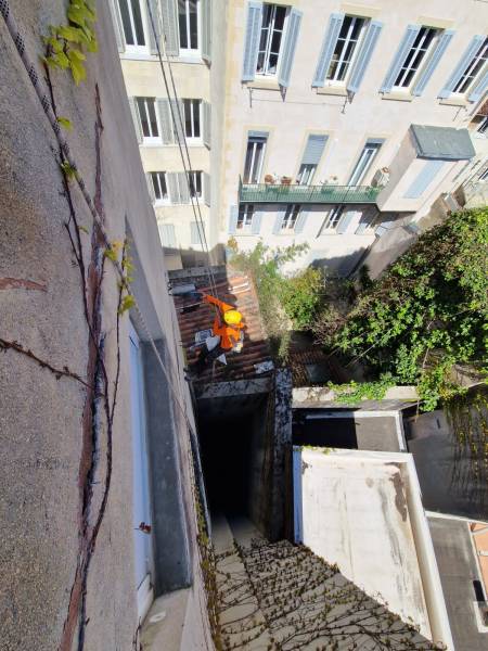 Remplacement d'une descente en zinc naturel en travaux d'accès difficiles a MARSEILLE