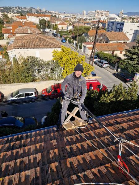Travaux acrobatique pour l'installation de gouttière zinc a Marseille 13008