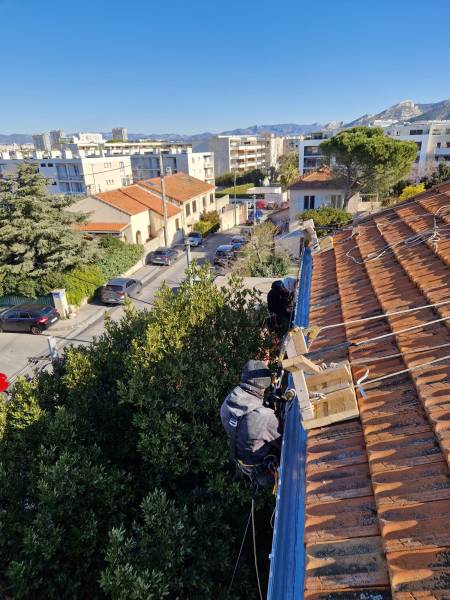 Travaux acrobatique pour l'installation de gouttière zinc a Marseille 13008