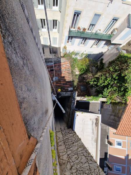 Remplacement d'une descente en zinc naturel en travaux d'accès difficiles a MARSEILLE