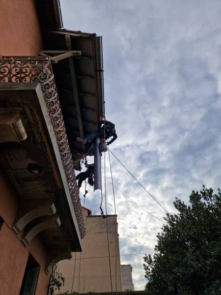 Travaux acrobatique pour l'installation de gouttière zinc a Marseille 13008