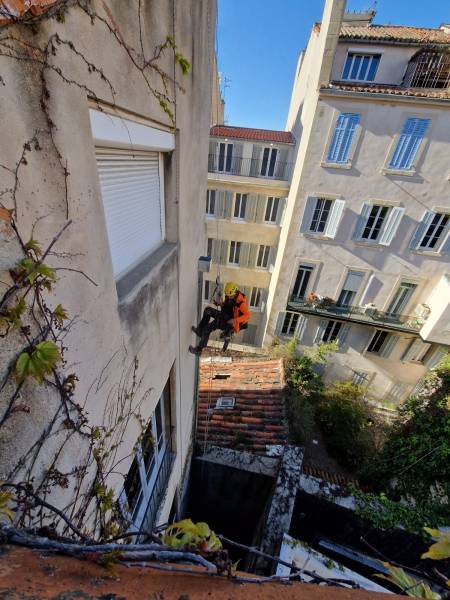Remplacement d'une descente en zinc naturel en travaux d'accès difficiles a MARSEILLE